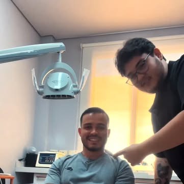 Atendimento no consultório, com o Dr. João Vitor Hara e um paciente