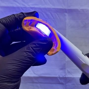 Confecção de uma placa de proteção, com a resina sob luz de fotopolimerização