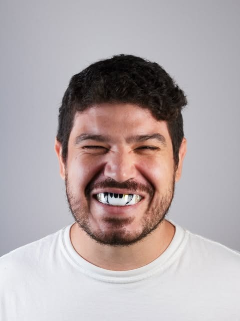 Paciente sorrindo com placa de proteção estampada